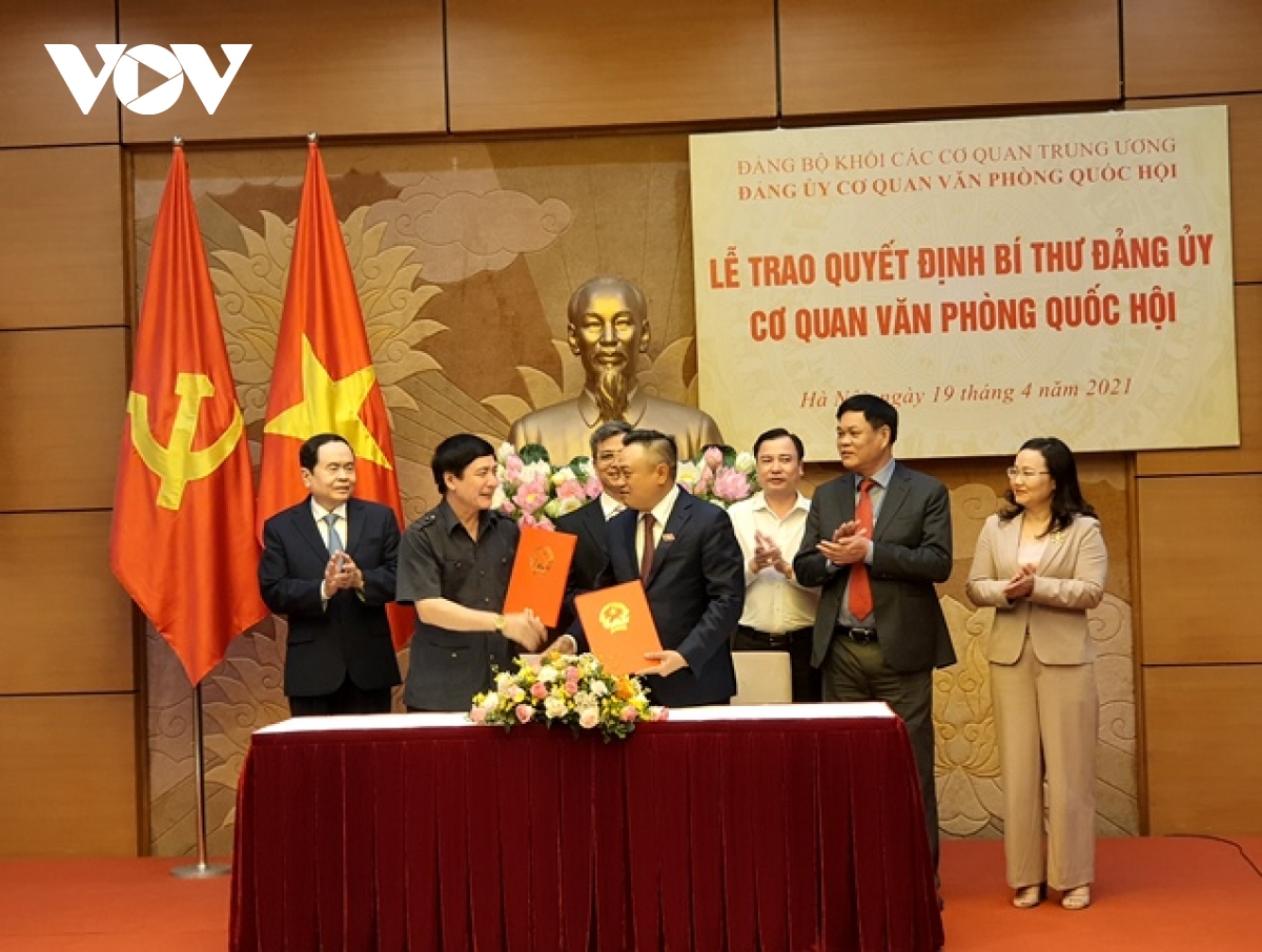 lễ trao quyết định bí thư Đảng ủy cơ quan văn phòng quốc hội cho ông bùi văn cường hình ảnh 2 le trao quyet dinh bi thu Dang uy co quan van phong quoc hoi cho ong bui van cuong hinh anh 2