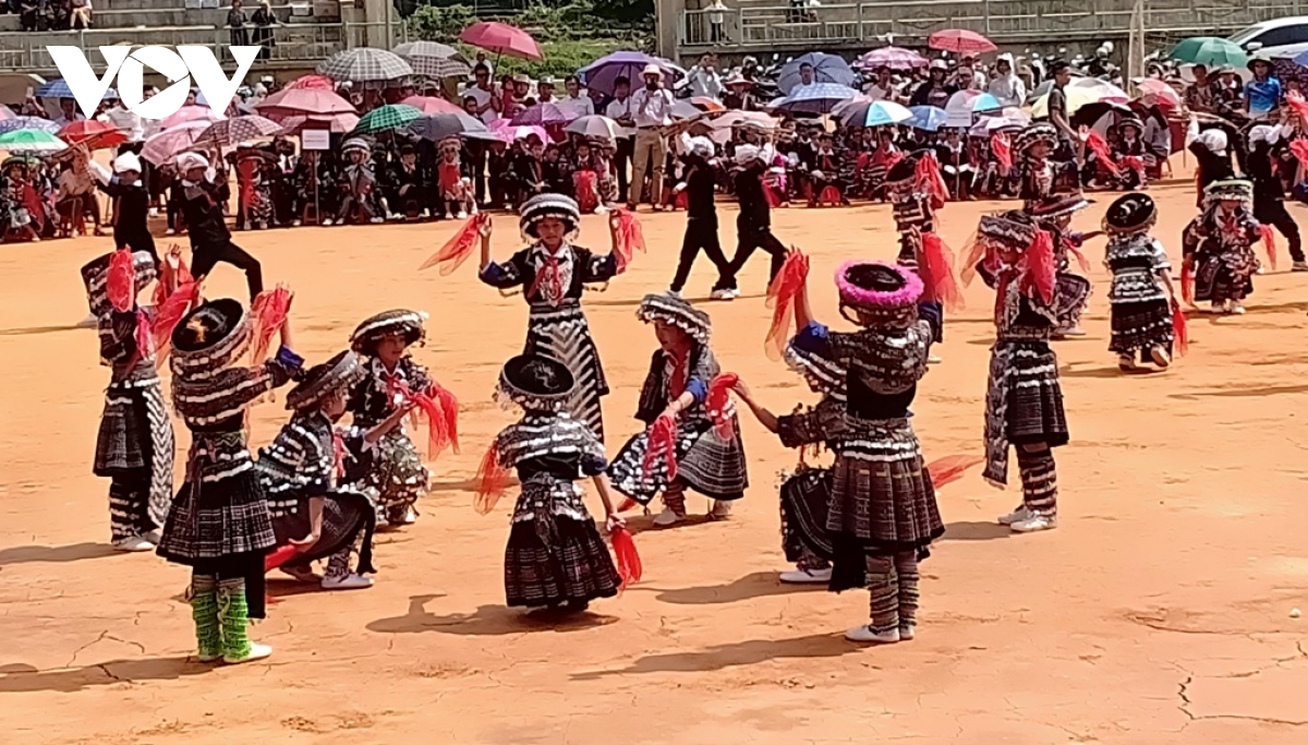 cuon hut man mua khen mong, mua khan cua hoc sinh vung cao mu cang chai hinh anh 6