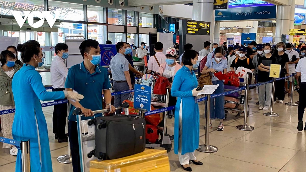 Ảnh: Sân bay Nội Bài đông nghẹt người chiều 29/4, không xảy ra ùn ...