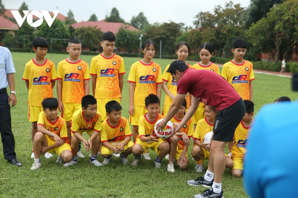 hagl va thanh hoa chung tay lam tu thien truoc cuoc do suc o v-league hinh anh 9