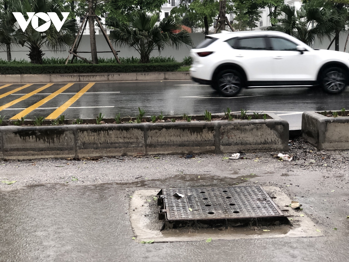 Duong nghin ty o ha noi vua xong, mat duong da bi boc len gay lang phi hinh anh 6