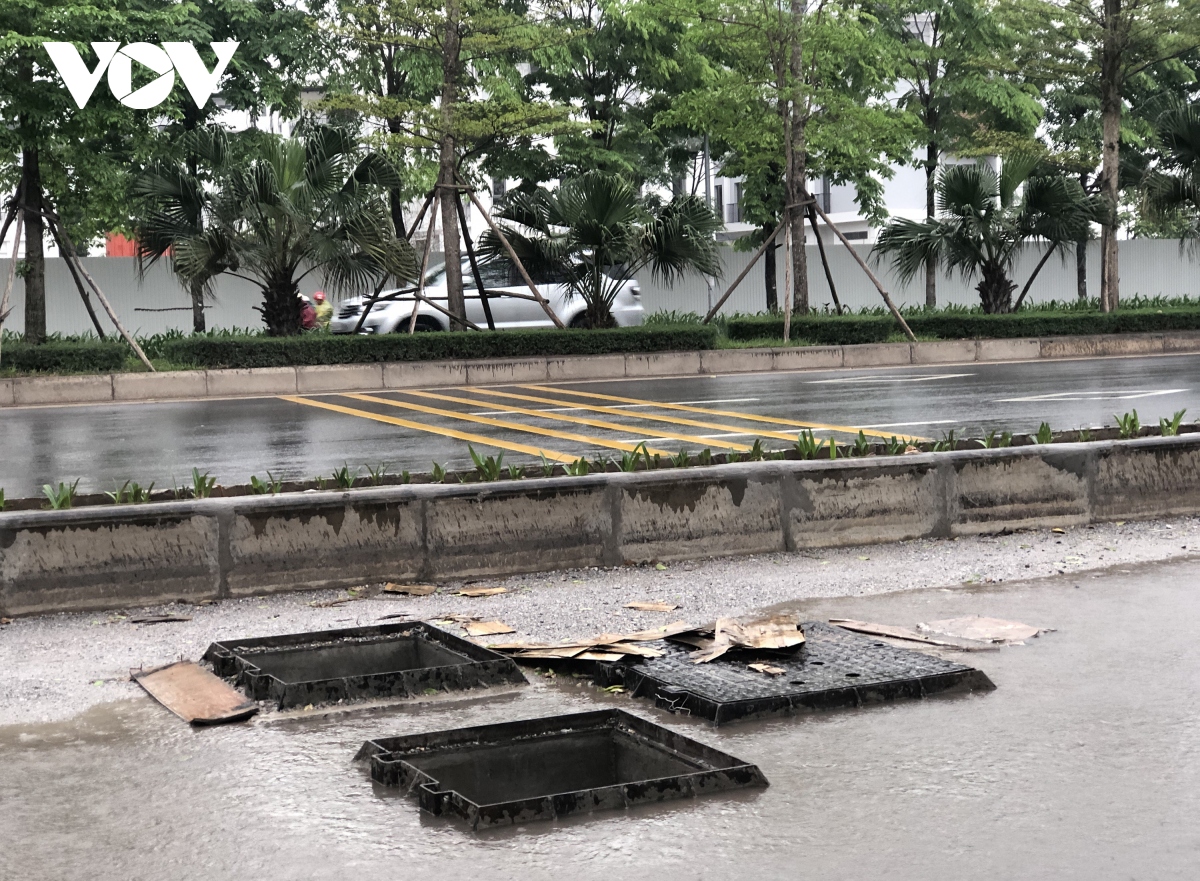 Duong nghin ty o ha noi vua xong, mat duong da bi boc len gay lang phi hinh anh 7