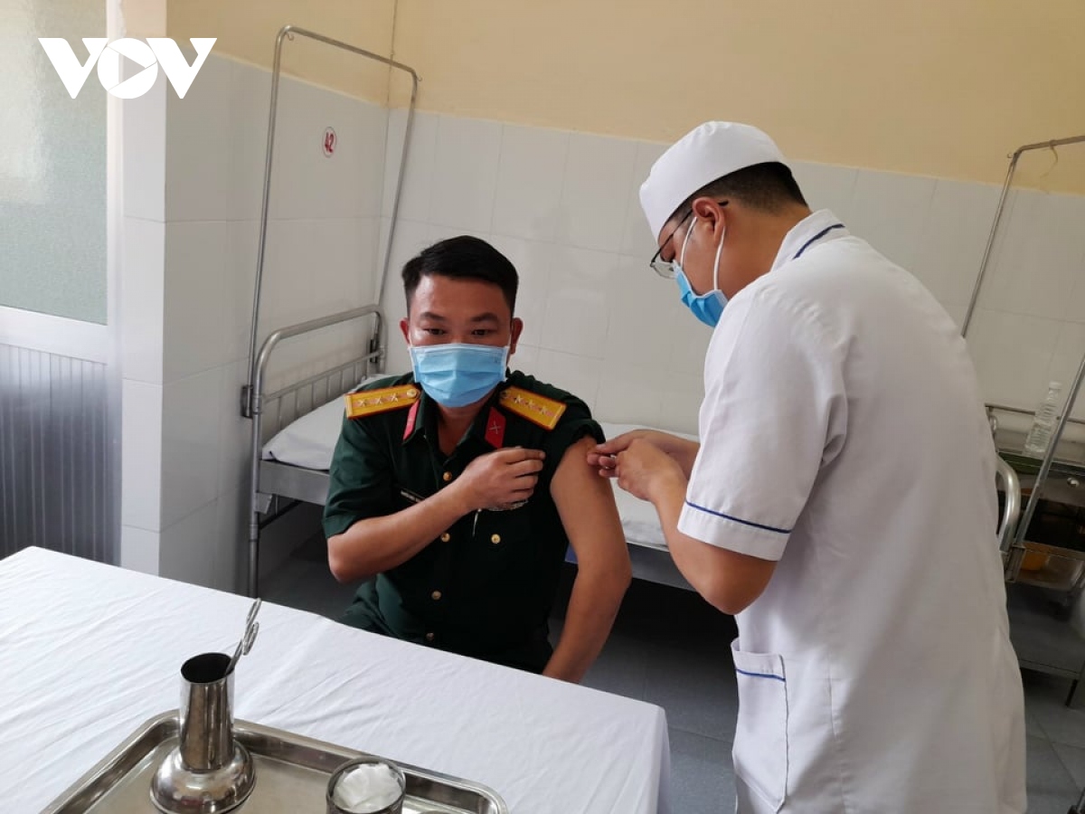  ben tre tiem phong 7.300 lieu vaccine covid-19 cho nhung nguoi tuyen dau chong dich hinh anh 1