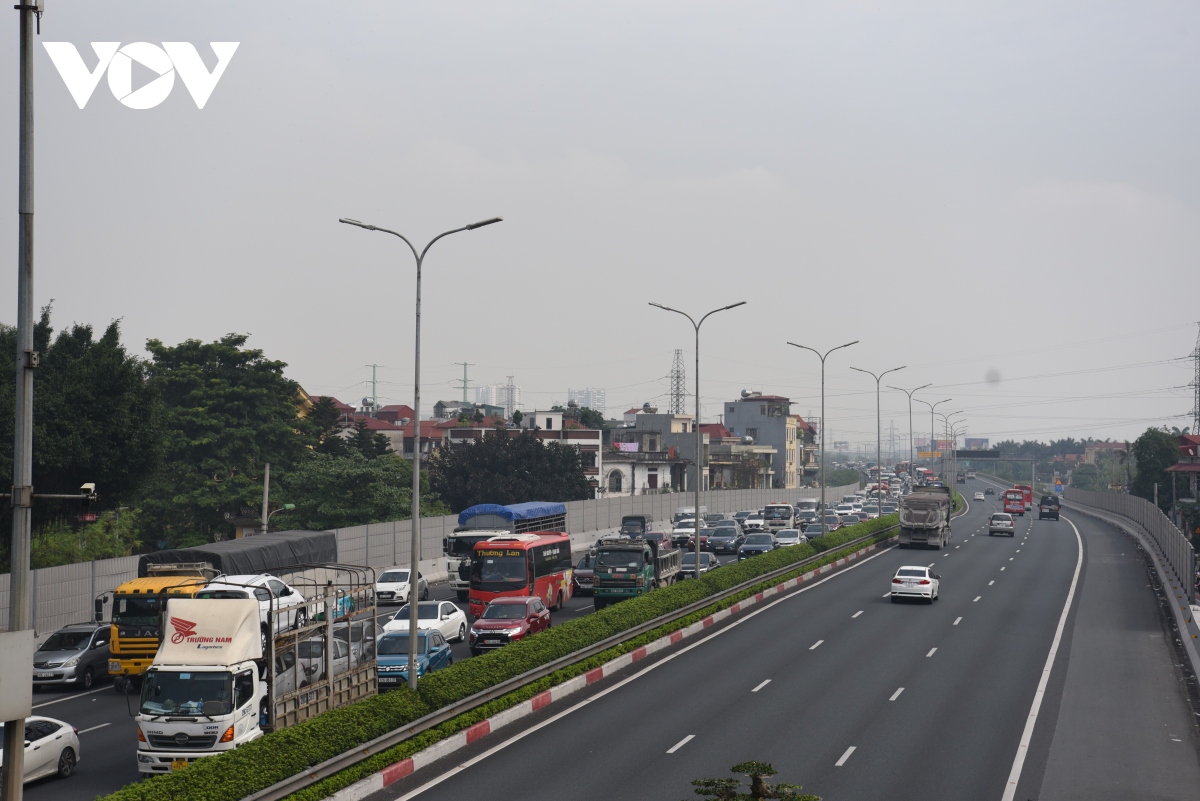 Ô tô nối đuôi nhích từng chút trên cao tốc Pháp Vân - Cầu Giẽ trong ngày đầu nghỉ lễ