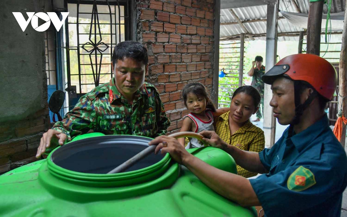 Bộ đội tham gia cấp nước ngọt cho các hộ dân vùng hạn mặn biên giới Giang Thành