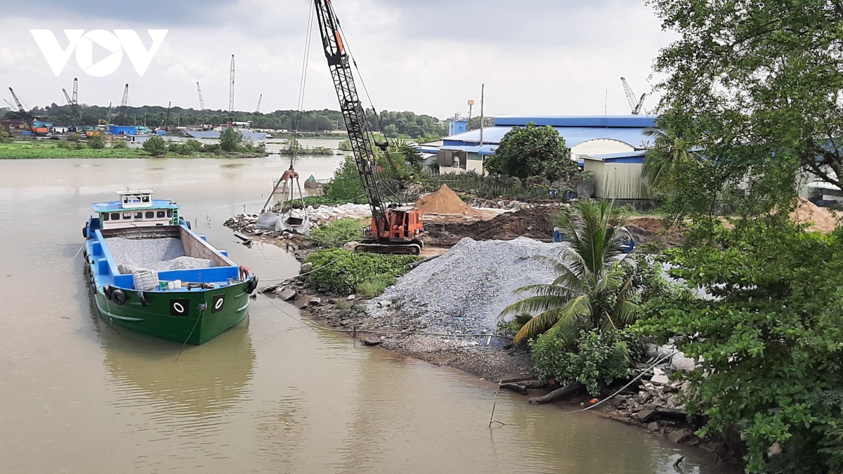 Nguồn cát xây dựng khan hiếm, giá tăng khiến doanh nghiệp và người dân điêu đứng