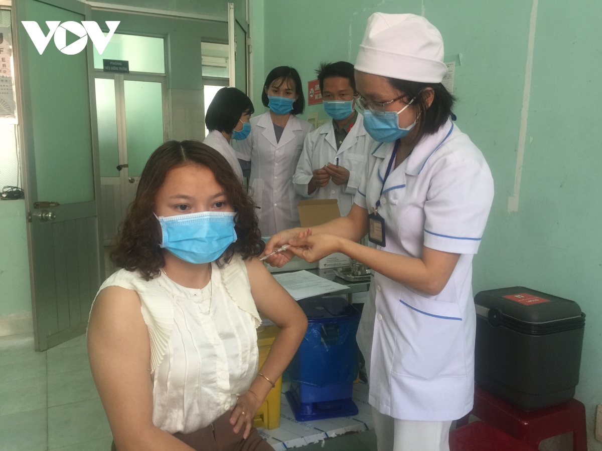 Dak nong tiem phong vaccine covid-19 dot dau tien cho cac y bac si, nhan vien y te hinh anh 1