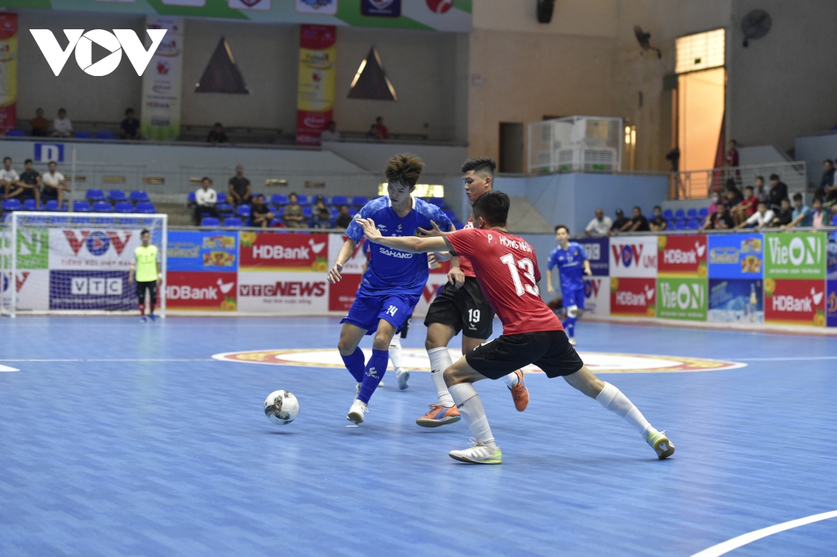 giai futsal hdbank vDqg 2021 thang dam chu nha, sahako vuon len dan dau hinh anh 1