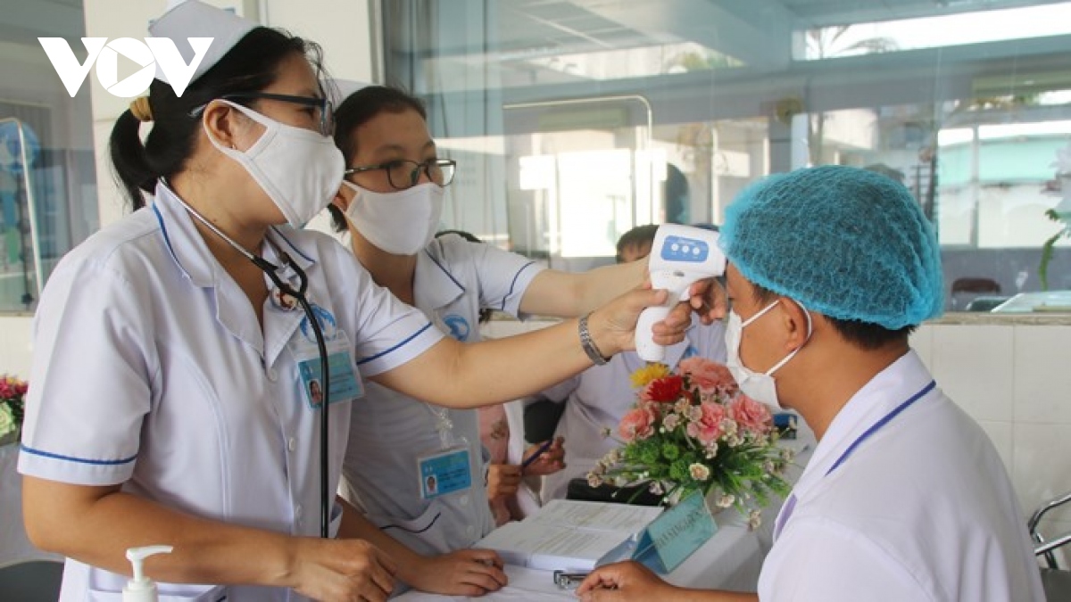 Dong thap, hau giang bat dau tiem vaccine phong covid-19 hinh anh 1