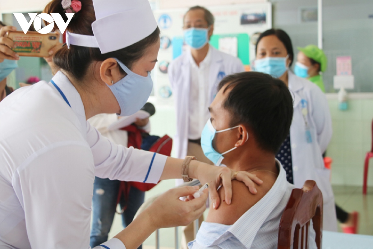 Dong thap, hau giang bat dau tiem vaccine phong covid-19 hinh anh 2