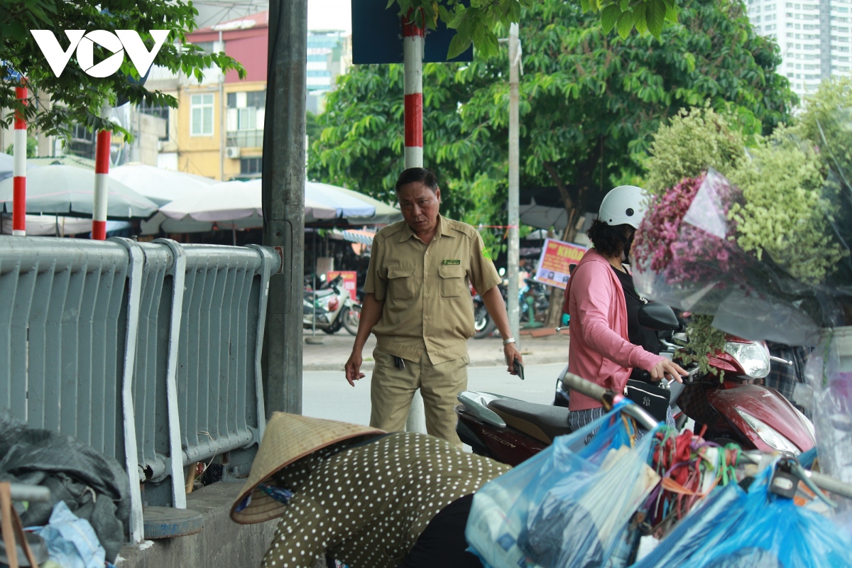 nhan nhan cho coc chiem dung long duong tren nhieu tuyen pho ha noi hinh anh 17