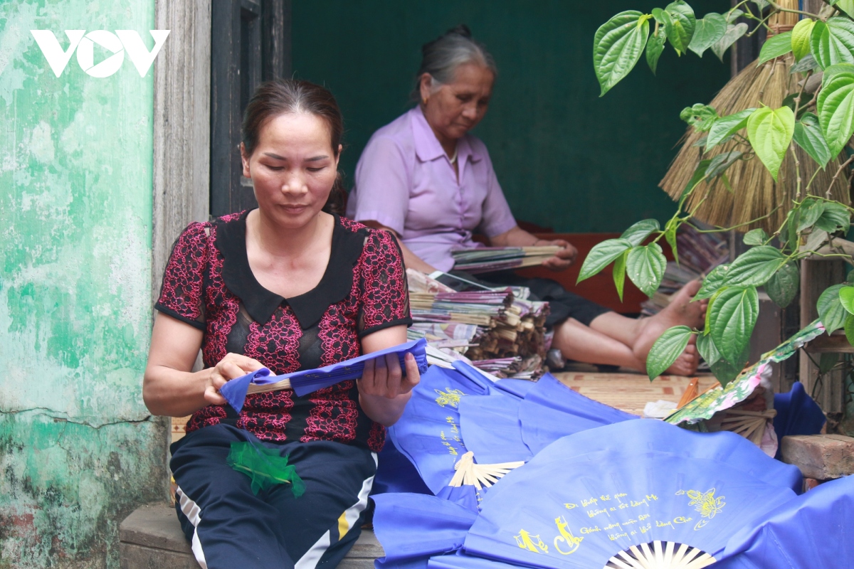 lang nghe quat chang son trong con loc hien dai hoa hinh anh 4