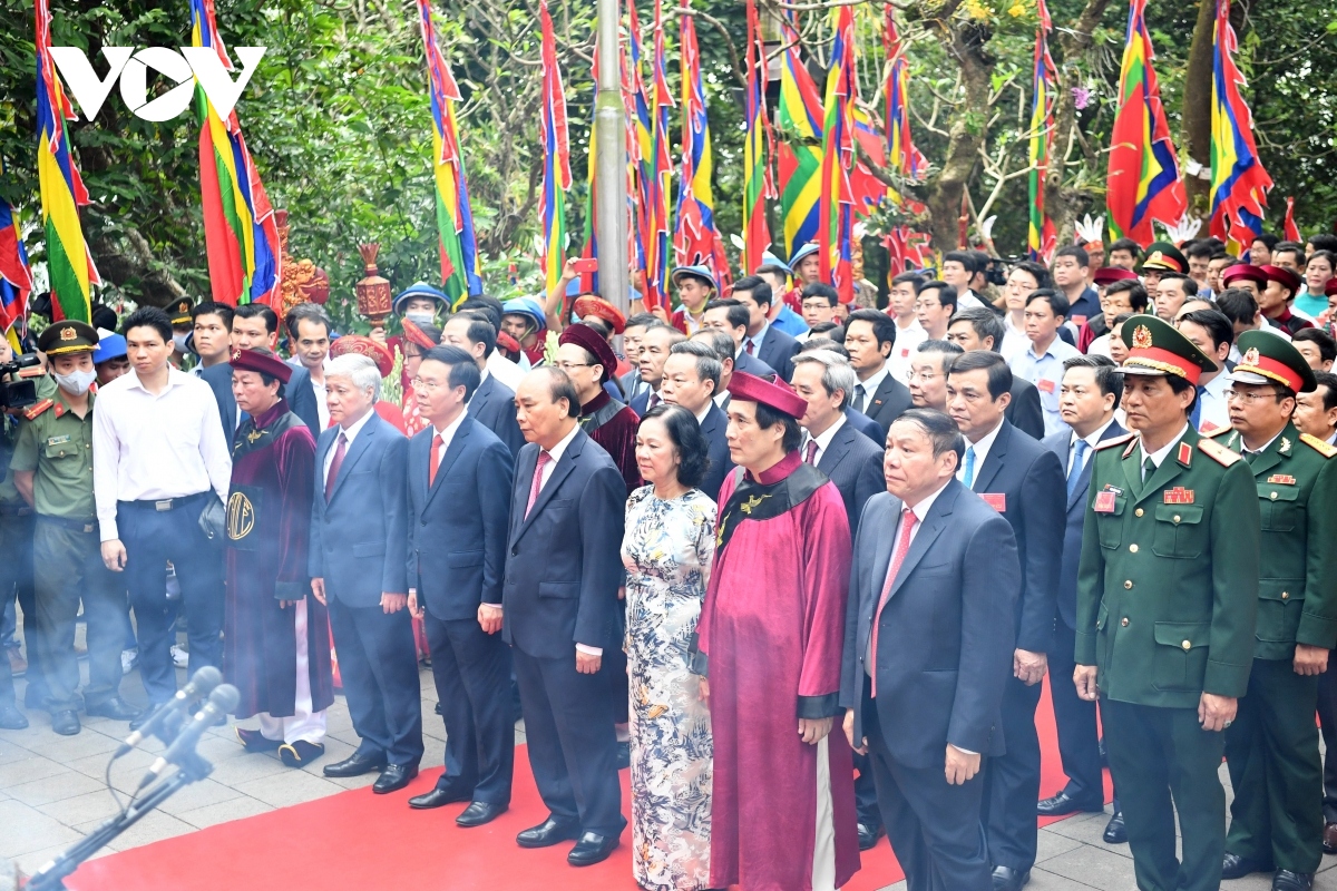 state president commemorates hung kings picture 2