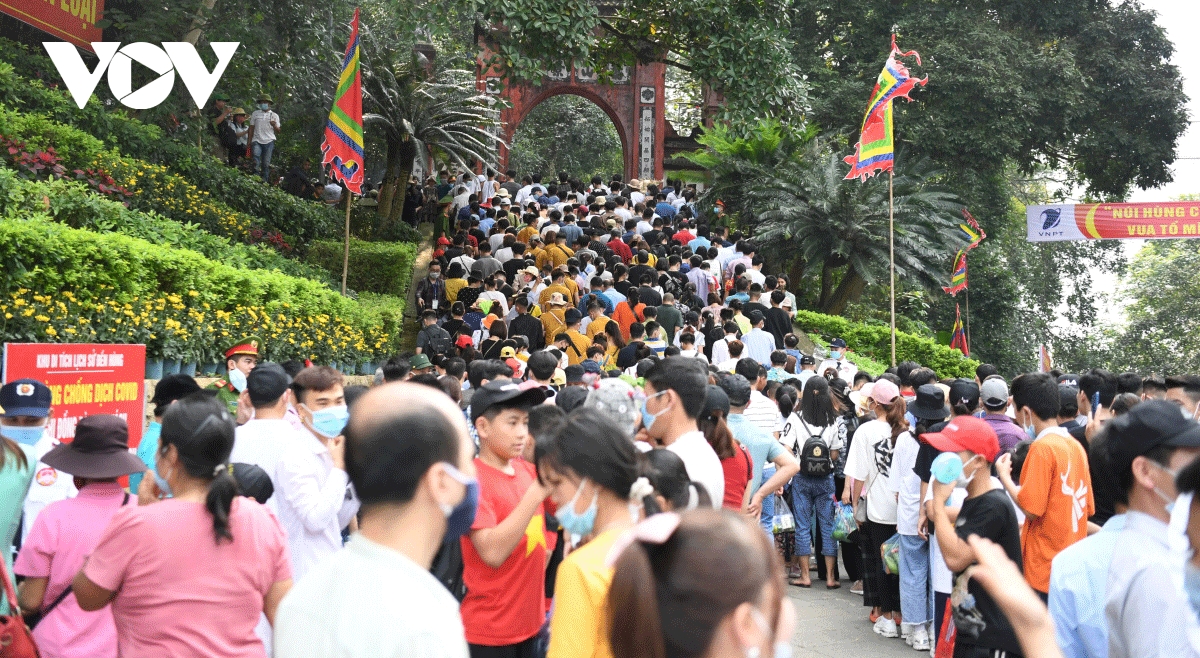 Tens of thousands flock to Hung Kings’ Temple for annual festival
