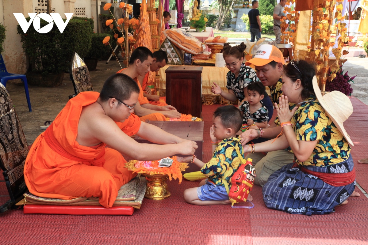 Người dân Lào đón Tết Bunpimai với tinh thần chống dịch Covid-19