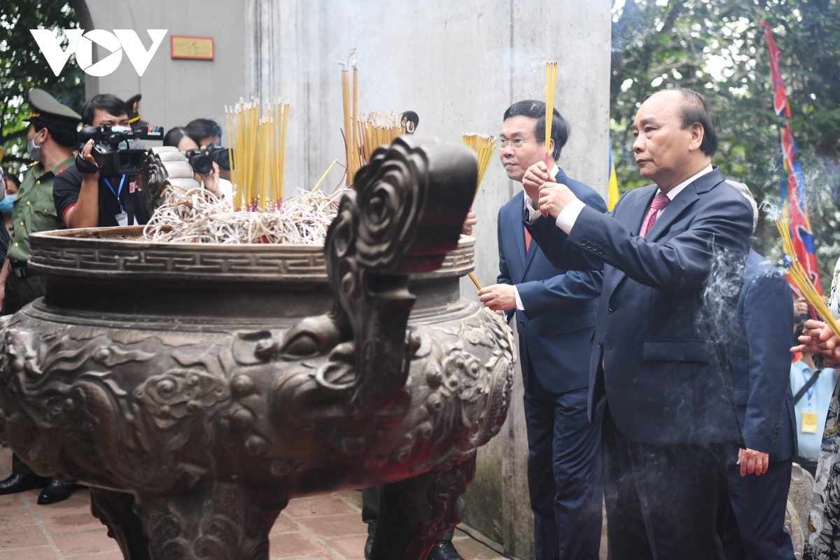 state president commemorates hung kings picture 1