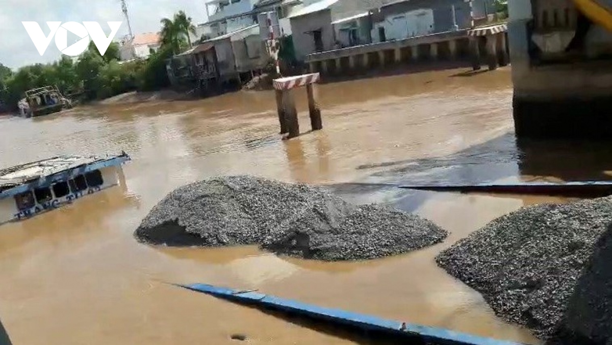 va vao cua cong nha mat bac lieu , sa lan cho da bi chim hinh anh 1