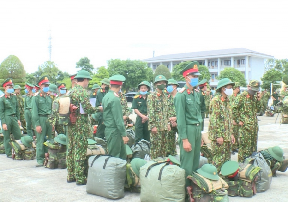 quang tri tang cuong luc luong quan su len bien gioi chong covid-19 hinh anh 2