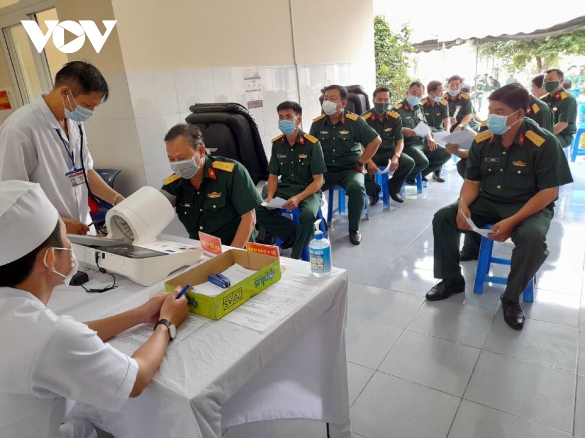  ben tre tiem phong 7.300 lieu vaccine covid-19 cho nhung nguoi tuyen dau chong dich hinh anh 2