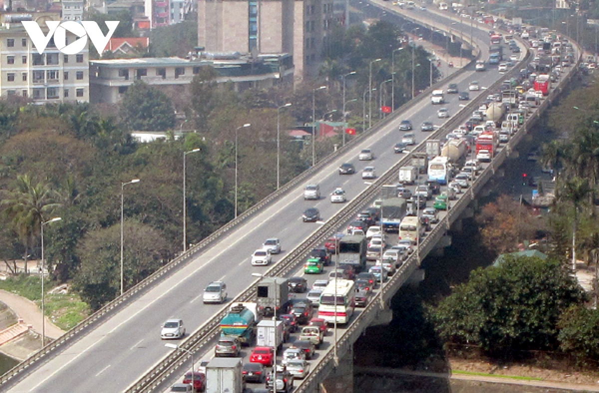 ha noi cam xe duong vanh Dai 3 tren cao doan mai dich-cau thang long hinh anh 1