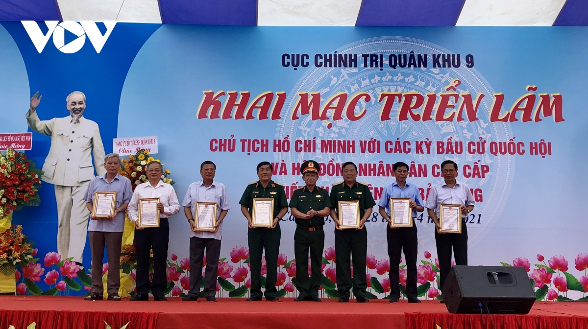 trien lam chu tich ho chi minh voi cac ky bau cu quoc hoi va hoi dong nhan dan cac cap hinh anh 2