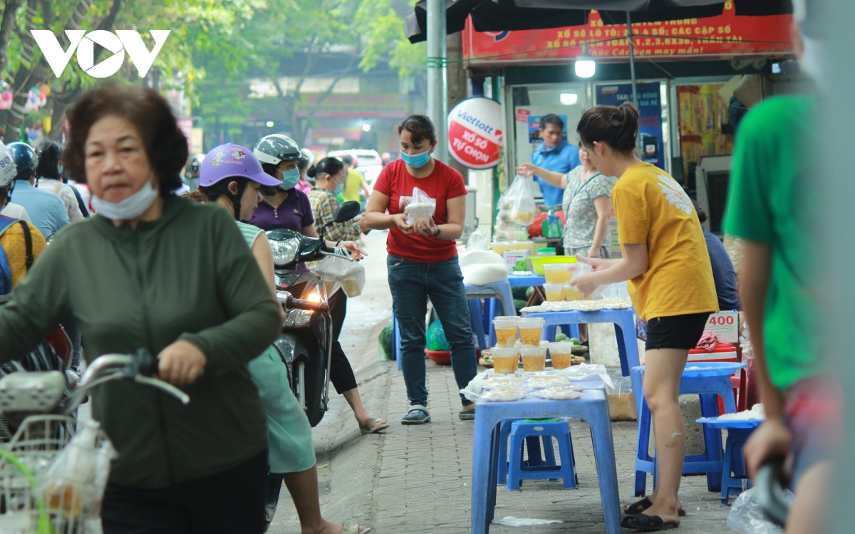 nguoi ha noi day som chuan bi banh troi, banh chay cho tet han thuc hinh anh 1