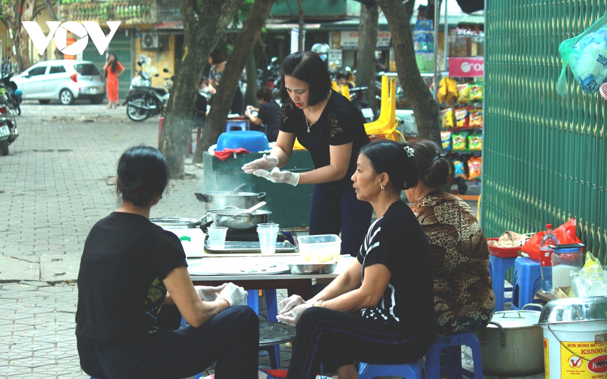 nguoi ha noi day som chuan bi banh troi, banh chay cho tet han thuc hinh anh 5