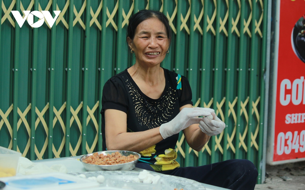 nguoi ha noi day som chuan bi banh troi, banh chay cho tet han thuc hinh anh 17