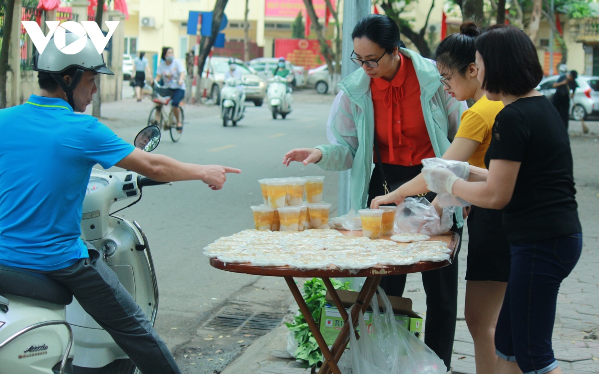 nguoi ha noi day som chuan bi banh troi, banh chay cho tet han thuc hinh anh 4