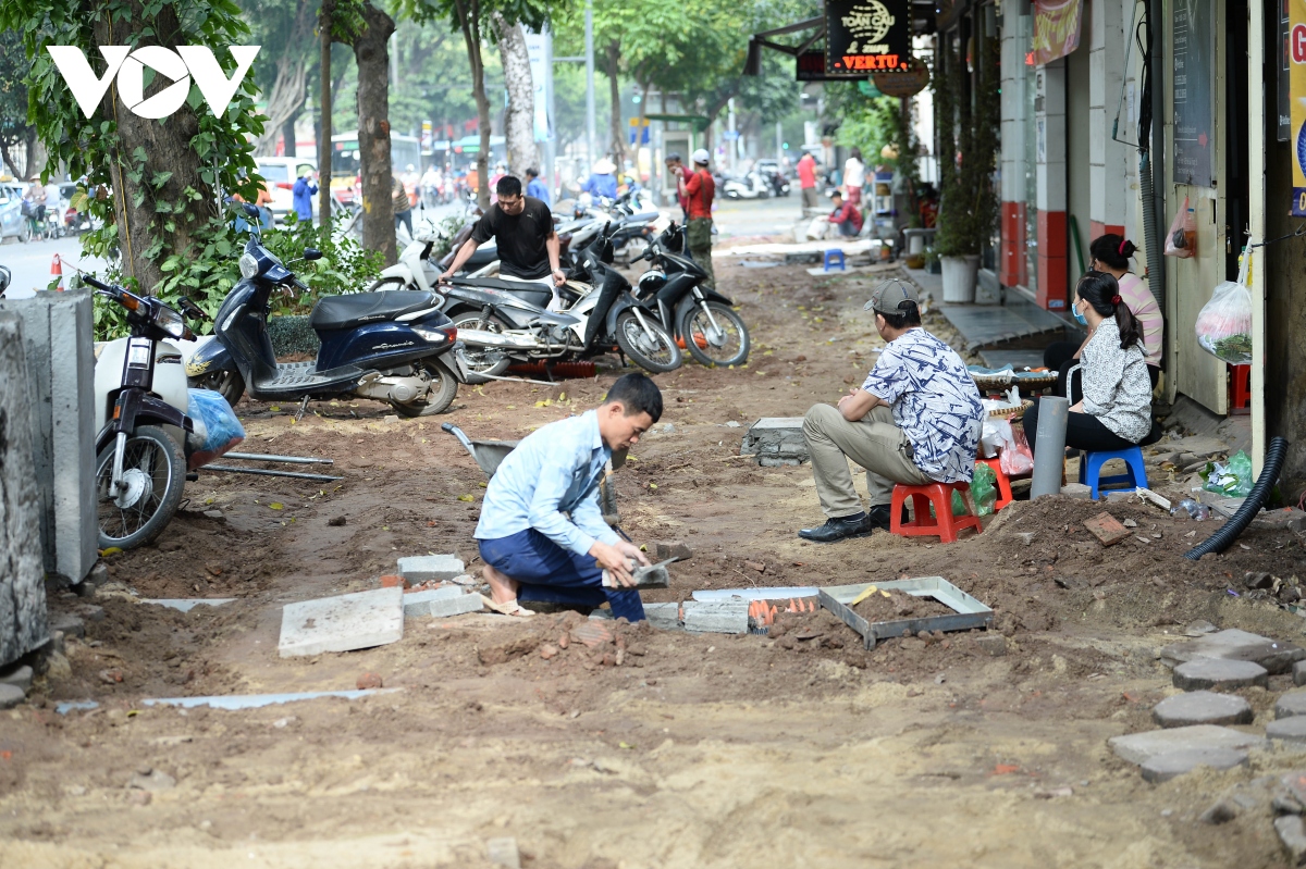 Da vinh cuu o ha noi chua lat xong da vo nat vi o to leo len via he dau do hinh anh 1