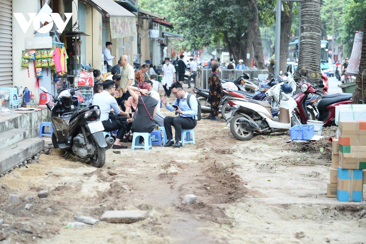 Da vinh cuu o ha noi chua lat xong da vo nat vi o to leo len via he dau do hinh anh 3