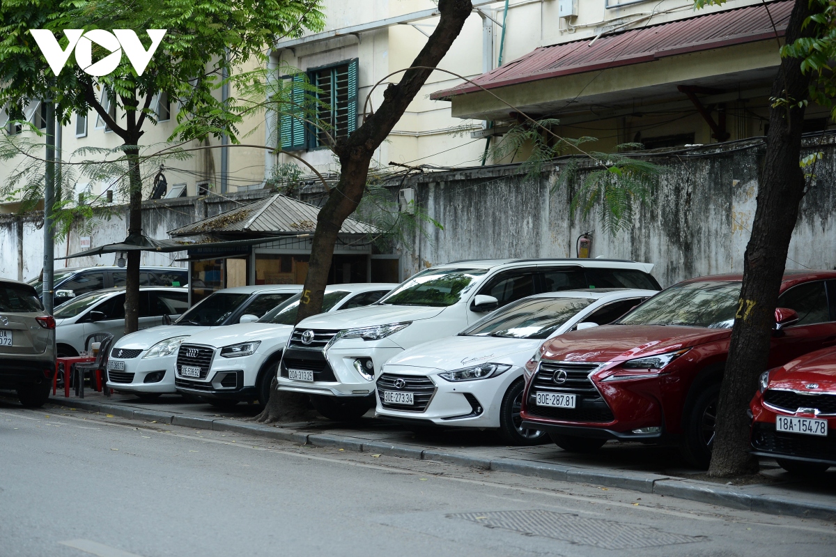 Da vinh cuu o ha noi chua lat xong da vo nat vi o to leo len via he dau do hinh anh 12