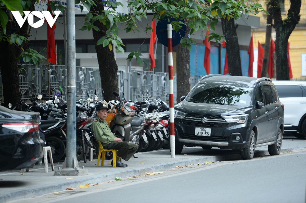 Da vinh cuu o ha noi chua lat xong da vo nat vi o to leo len via he dau do hinh anh 26