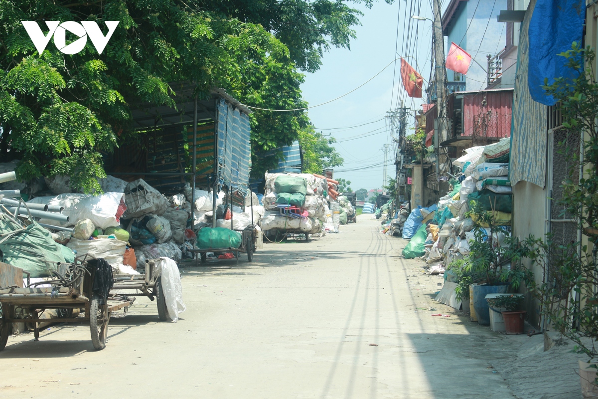  ngat tho vi o nhiem o lang tai che nhua phe thai lon nhat ha noi hinh anh 1