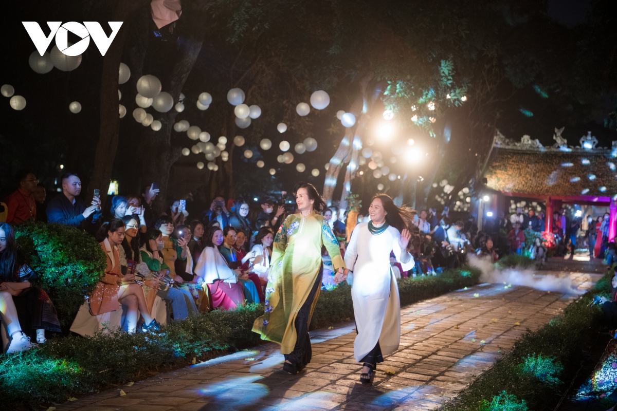 hang tram nguoi mau, dien vien trinh dien hon 600 bo ao dai tai van mieu - quoc tu giam hinh anh 6