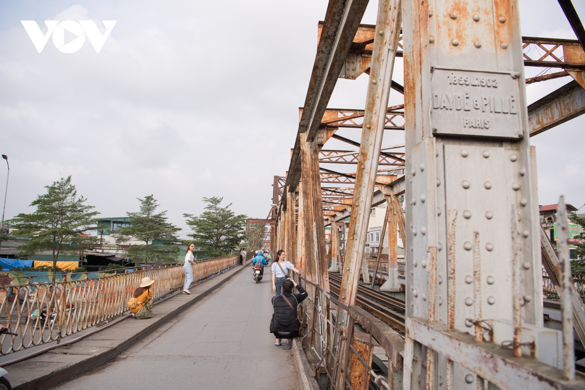 cau long bien xuong cap tram trong, gong minh dua nguoi qua song hinh anh 2