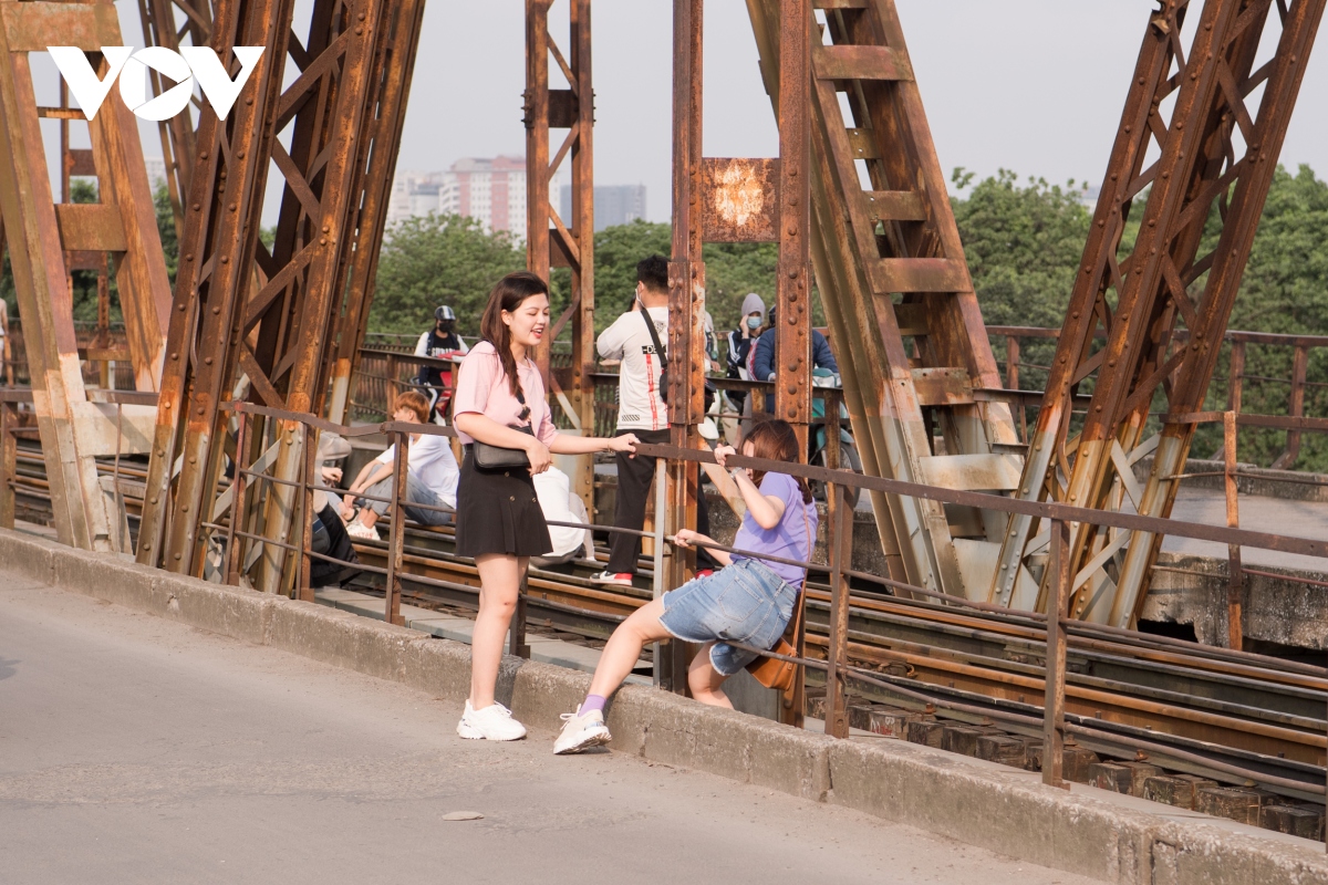 cau long bien xuong cap tram trong, gong minh dua nguoi qua song hinh anh 13