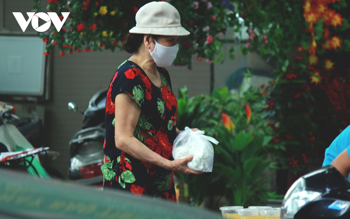 nguoi ha noi day som chuan bi banh troi, banh chay cho tet han thuc hinh anh 15