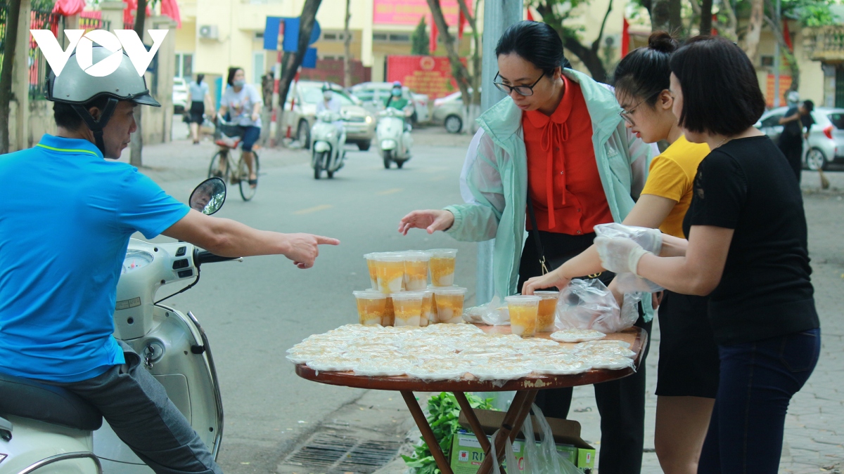 Người Hà Nội dậy sớm chuẩn bị bánh trôi, bánh chay cho Tết Hàn thực