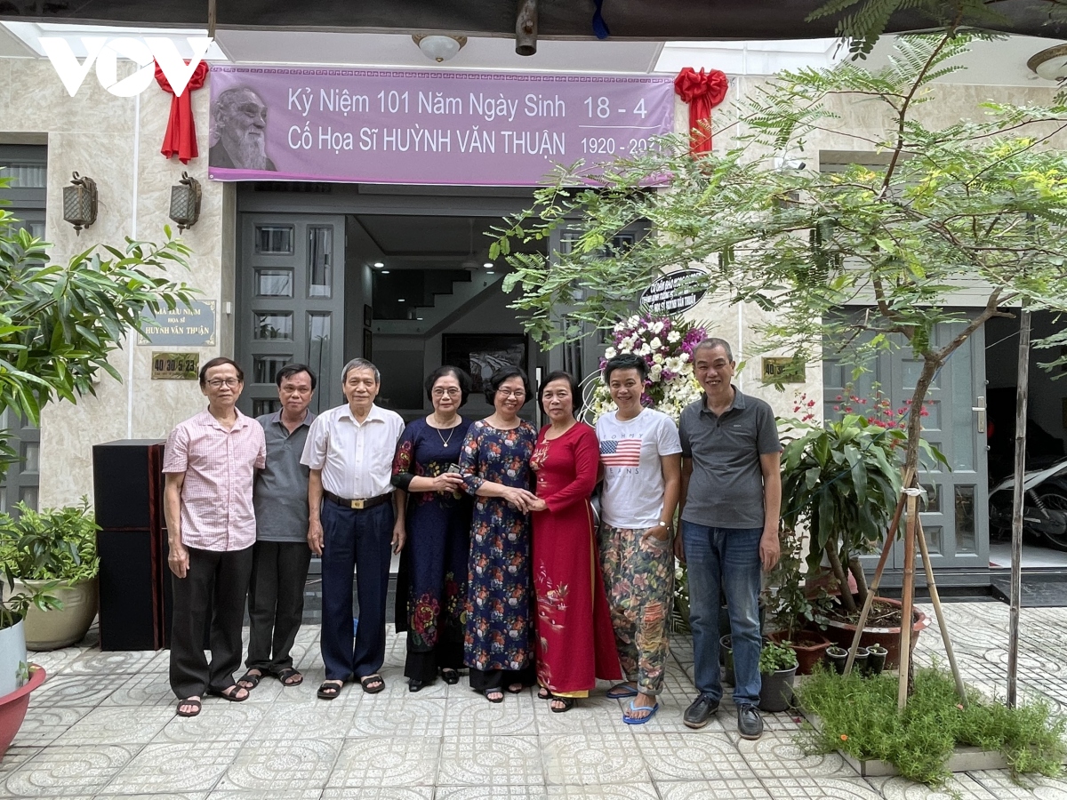 trung bay hang tram buc tranh son khac, co dong, ki hoa cua co hoa si huynh van thuan hinh anh 16