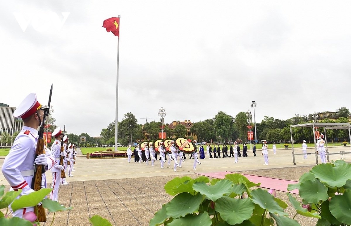 Doan dai bieu lanh dao Dang, nha nuoc vao lang vieng chu tich ho chi minh hinh anh 1