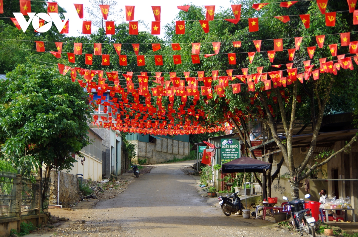 bo doi keo loa len nuong tuyen truyen bau cu cho ba con bien gioi hinh anh 1