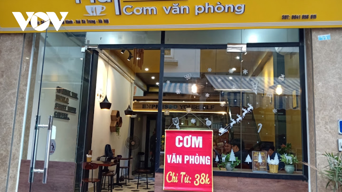 Chủ nhà hàng cầm cự để giữ nhân viên và trả tiền thuê cửa hàng