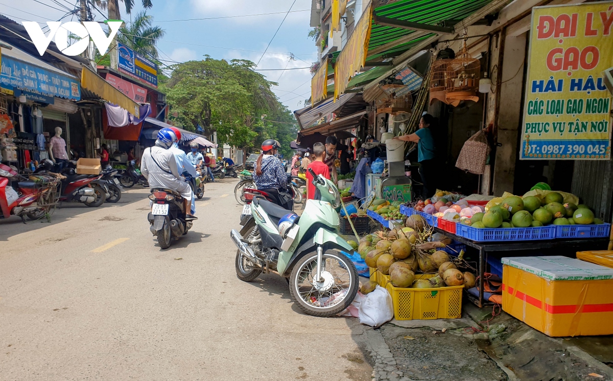 dich covid-19 dien bien phuc tap, nhieu cho coc o ha noi van hoat dong tap nap hinh anh 12