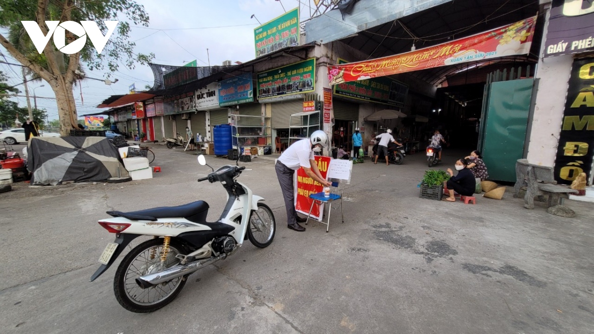 nguoi dan bac ninh thuc hien di cho theo the hinh anh 3