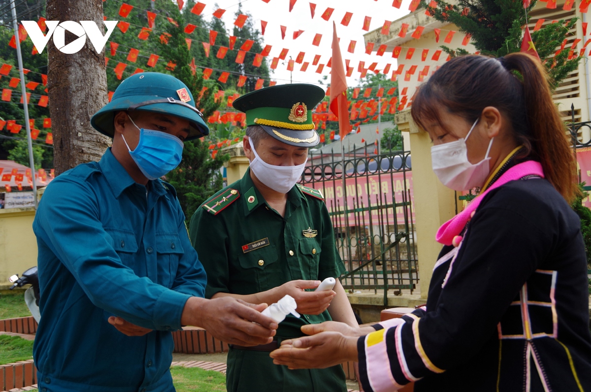 bo doi keo loa len nuong tuyen truyen bau cu cho ba con bien gioi hinh anh 9