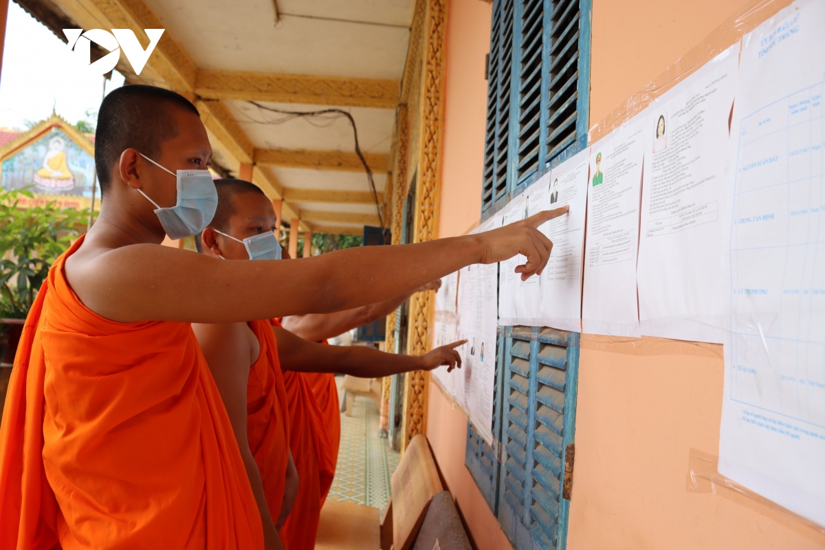 cu tri khmer vua lo mua vu, vua tranh thu tim hieu ung cu vien hinh anh 1