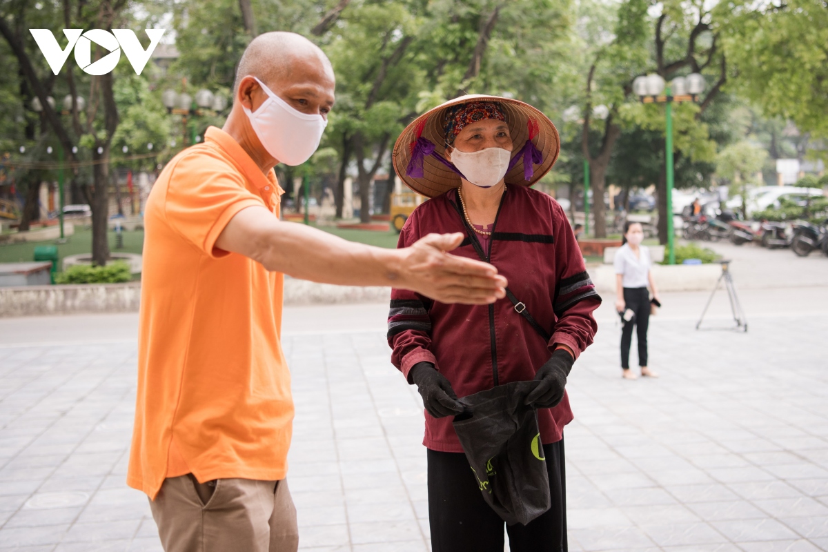 nguoi mo atm rut gao bang chan khoi dong lai du an giup nguoi ngheo hinh anh 1