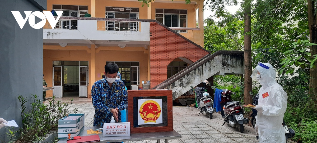 cac diem bo phieu o bac giang dien ra nhanh gon, bao dam quy dinh phong dich hinh anh 2