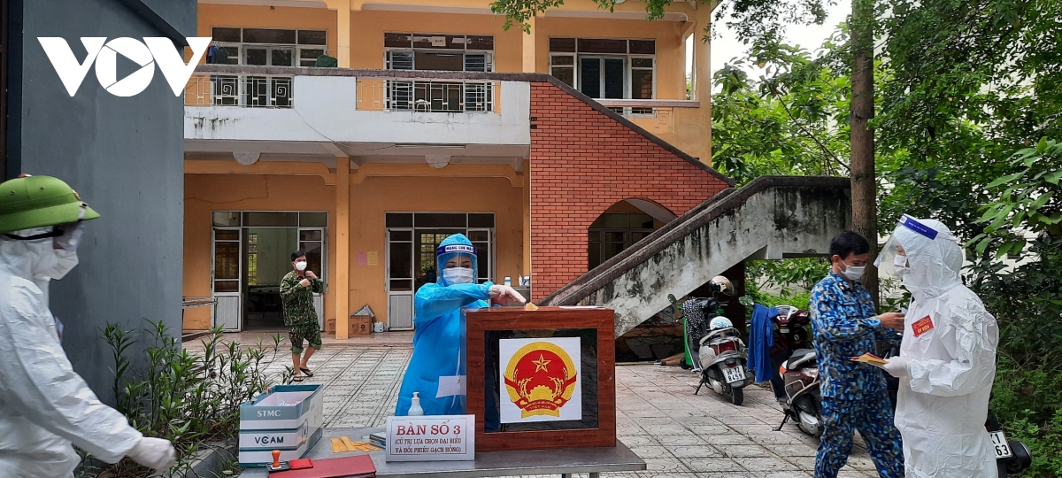 cac diem bo phieu o bac giang dien ra nhanh gon, bao dam quy dinh phong dich hinh anh 3